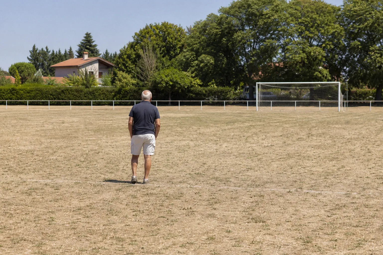 Sécheresse et football amateur : le défi quotidien des clubs pour sauver leurs terrains